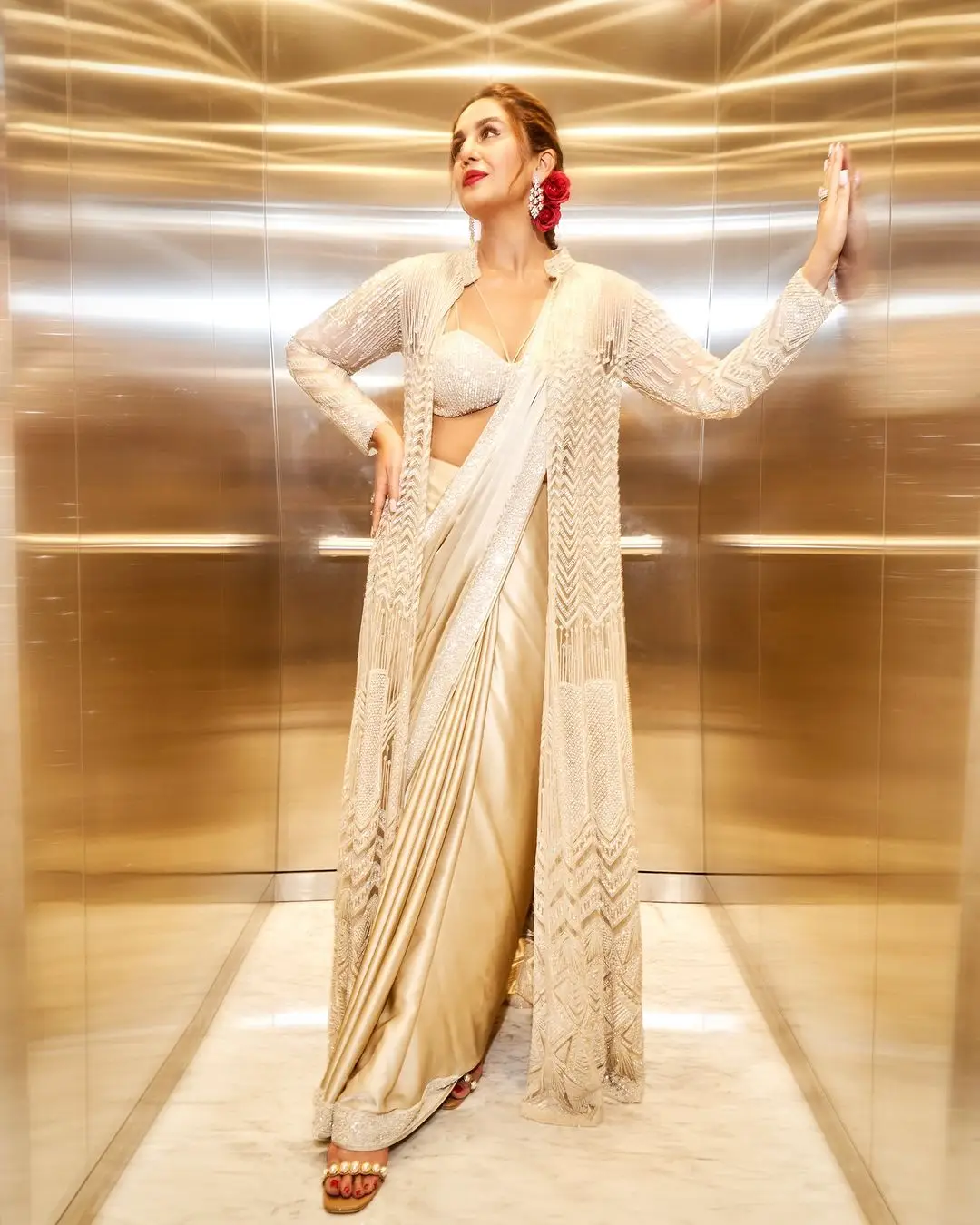 HUMA QURESHI IN WHITE SAREE BLOUSE 2